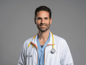 El Dr. Ángel Luis Rodríguez Santisteban, médico de familia, en su consulta