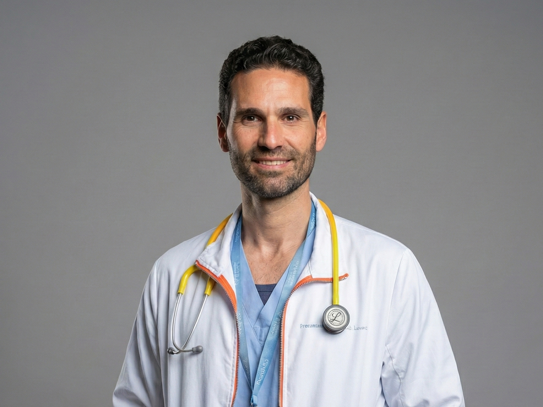 El Dr. Ángel Luis Rodríguez Santisteban, médico de familia, en su consulta